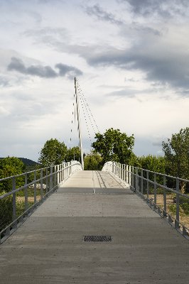 Ocelová lávka sv. Petra a Pavla pro pěší a cyklisty přes řeku Berounku v Radotíně 